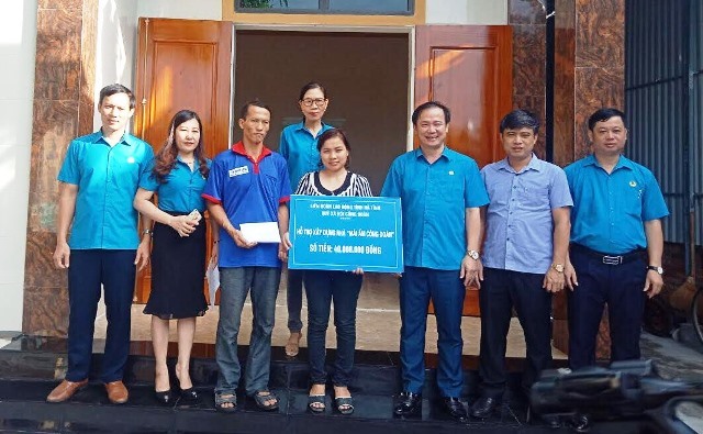 Trao 40 triệu đồng cho đoàn viên Nguyễn Thị Ý- Giáo viên Trường Mầm non Xuân Viên (thuộc LĐLĐ huyện Nghi Xuân). Ảnh: CĐ.