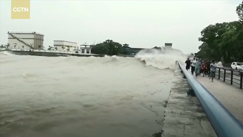 Thủy triều sông Tiền Đường được cho là thủy triều lớn nhất trên thế giới, thu hút nhiều người đến quan sát. Ảnh: CGTN