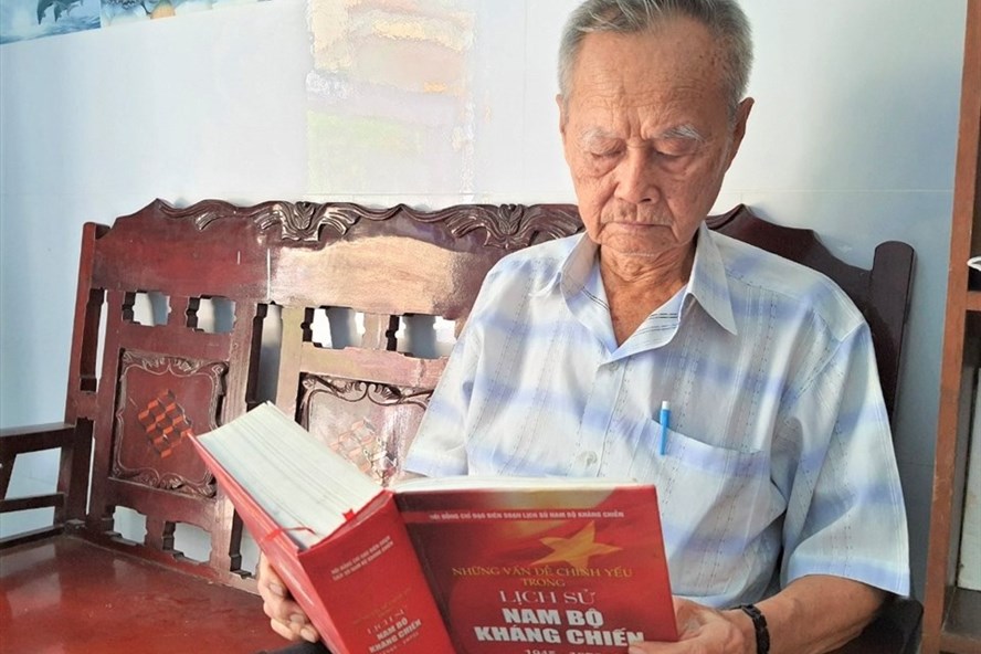 Ông Lê Hồng Tư - nguyên Phó Chủ tịch LĐLĐ TPHCM - đọc sách Nam Bộ kháng chiến, nhớ về những kỷ niệm năm xưa của tổ chức Công đoàn. Ảnh: Nam Dương