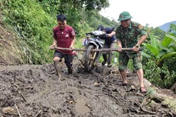 Hàng trăm hộ dân ở miền núi Quảng Nam vẫn bị cô lập do sạt lở