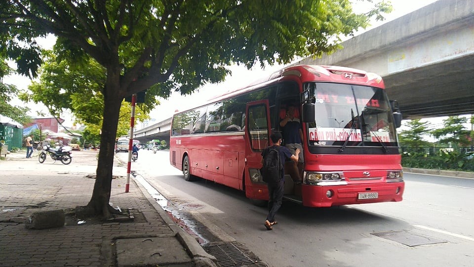 Tình trạng ''bến cóc'', xe chạy ''rùa bò'' chưa được giải quyết triệt để. Ảnh: Phạm Đông