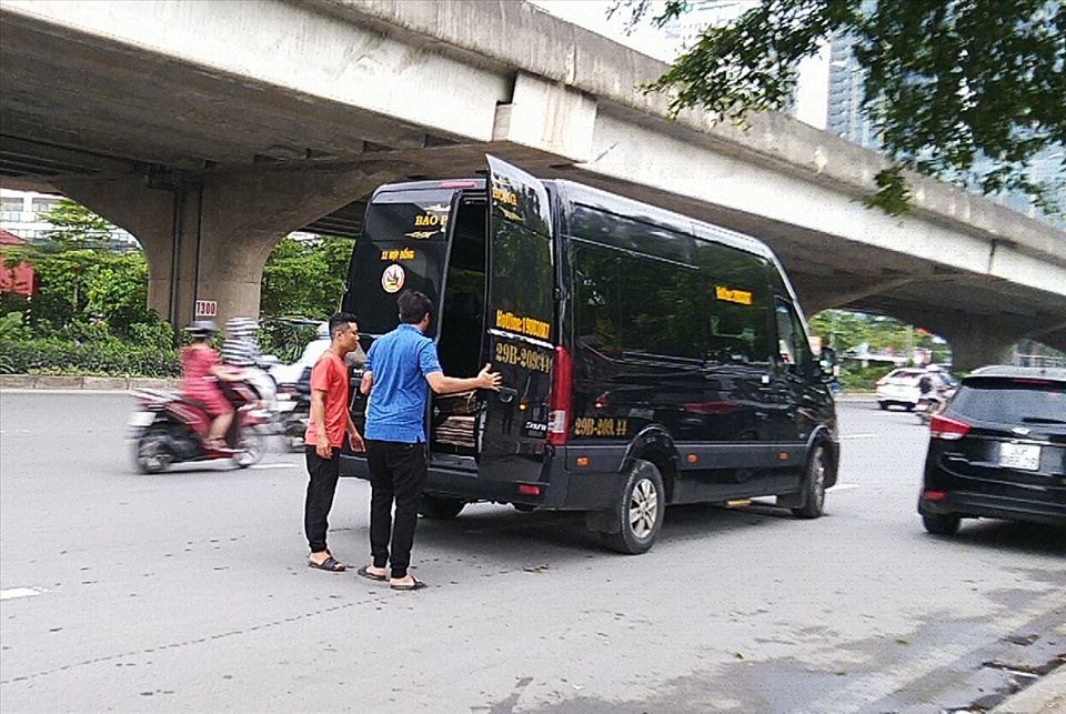 Xe Limousine dừng đỗ, nhận hàng hóa giữa đường. Ảnh: Huyền Trang