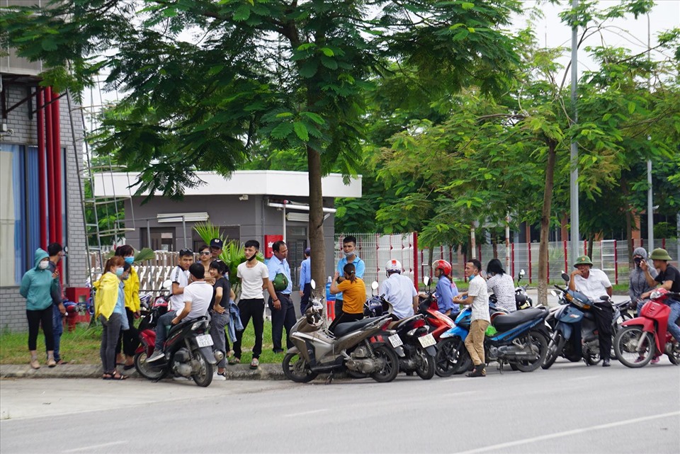 Công nhân lo lắng trước nguy cơ mất việc, không được trả lương, BHXH - ảnh HH