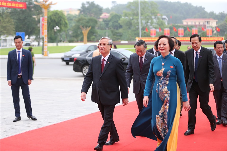 Uỷ viên Bộ Chính trị, Thường trực Ban Bí thư Trần Quốc Vượng (bìa trái) và Bí thư Tỉnh uỷ Yên Bái Phạm Thị Thanh Trà dự Đại hội. Ảnh Như Ý