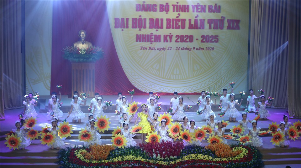 Chương trình nghệ thuật với nhiều tiết mục văn nghệ ca ngợi Đảng, Bác Hồ kính yêu. Ảnh Như Ý.