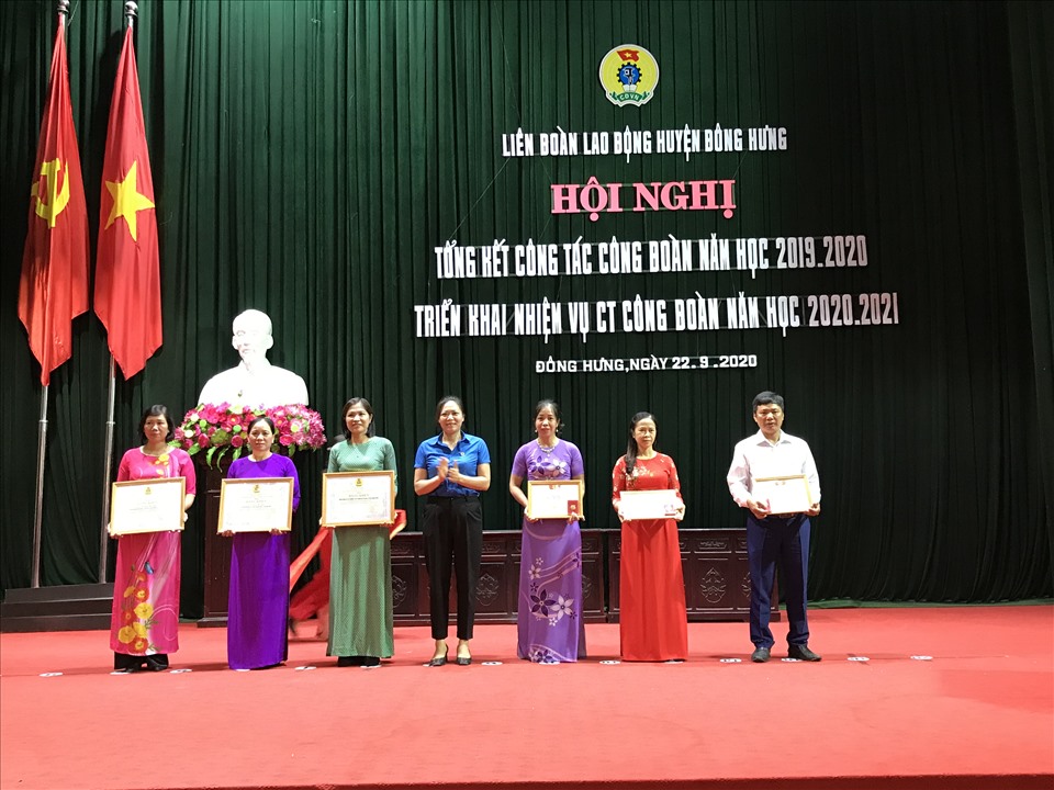 Lãnh đạo LĐLĐ tỉnh trao bằng khen và kỷ niệm chương vì sự nghiệp công đoàn cho các tập thể và cá nhân. Ảnh: B.Mạnh