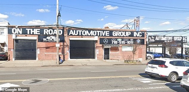 Bên ngoài đại lý xe hơi On The Road Automotive, nơi xảy ra vụ việc. Ảnh: Daily Mail