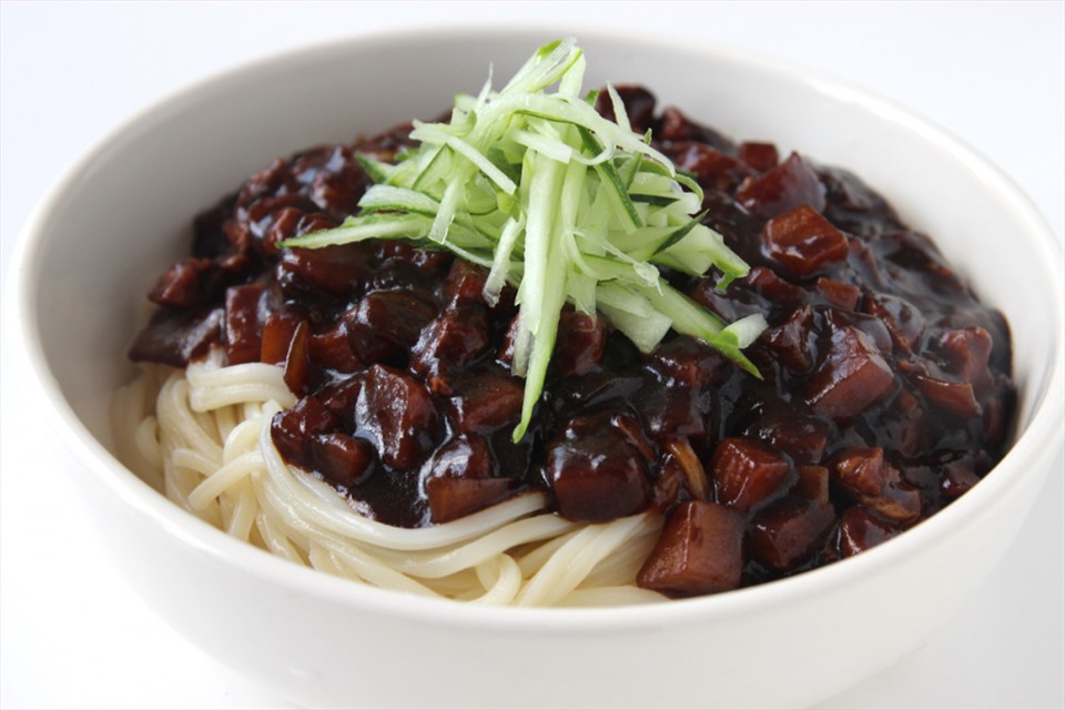Mì tương đen là thực phẩm không tốt cho những ai đang cần giảm cân (Ảnh minh họa: Chụp màn hình).