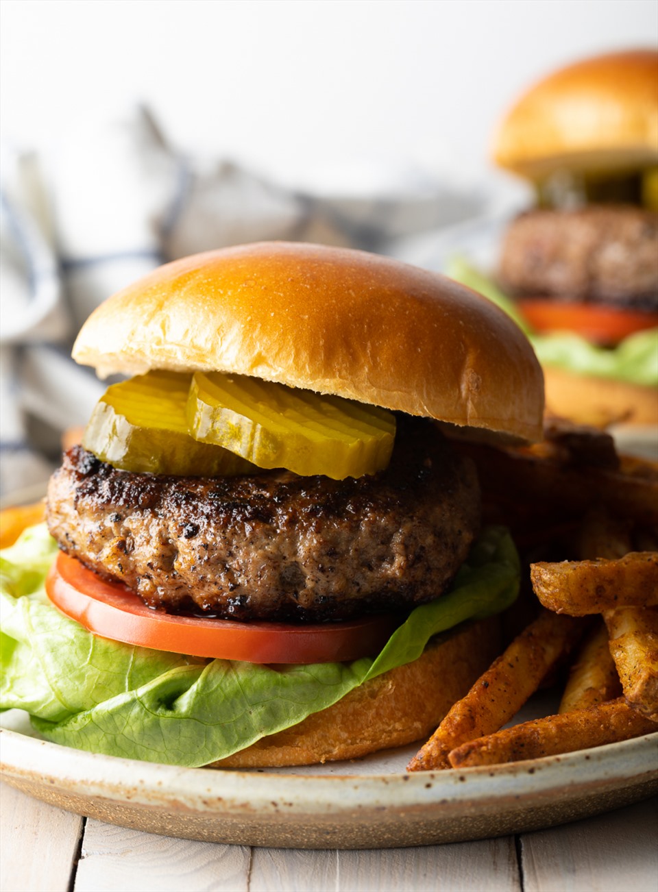 Hamburger là đồ ăn nhanh với nhiều calo (Ảnh minh họa: Chụp màn hình).