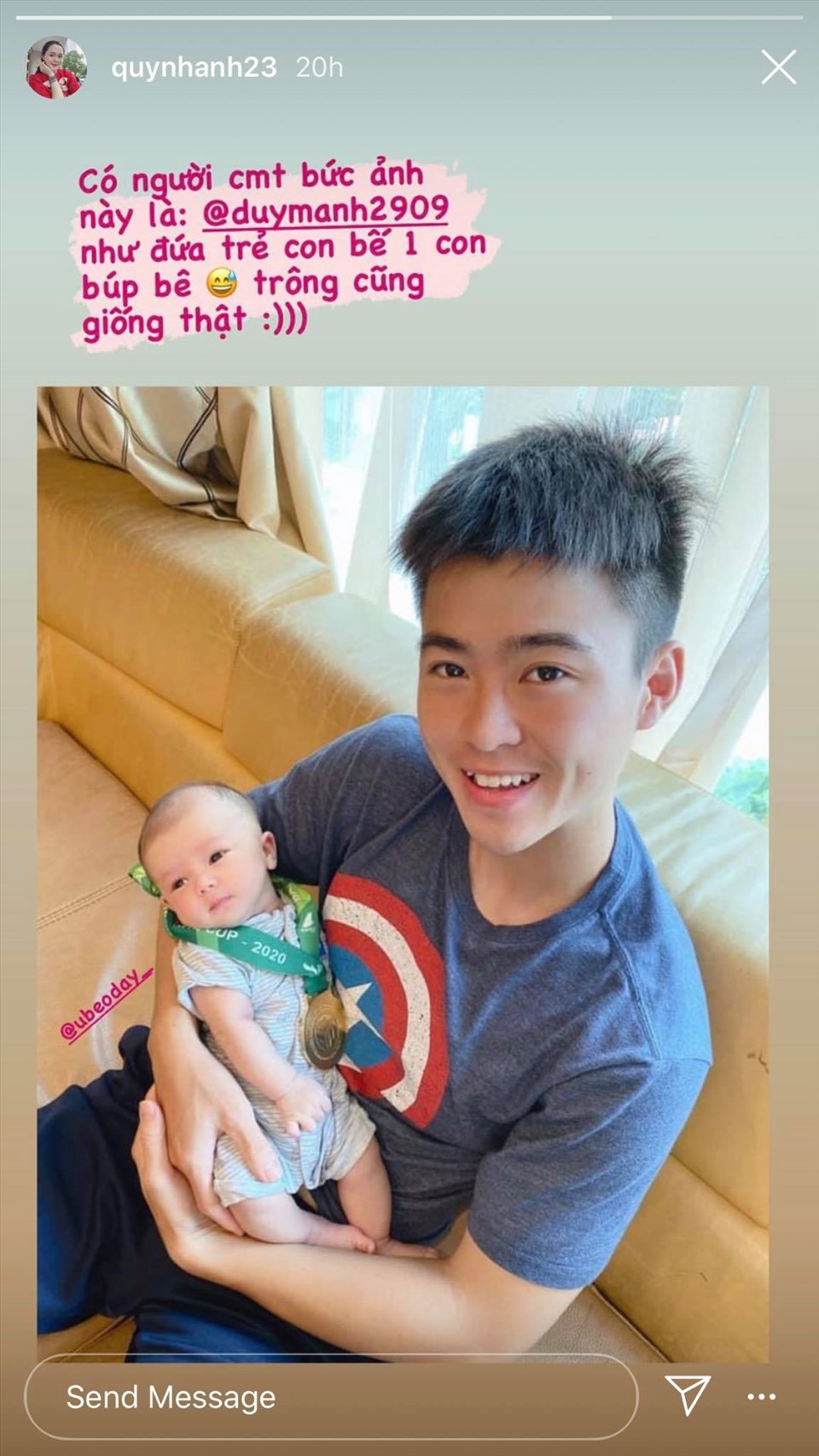 Duy Mạnh và con trai. Ảnh: chụp màn hình