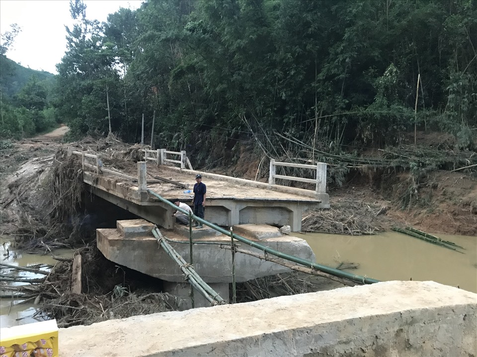 Mặc dù được làm bằng bê tông kiên cố nhưng cây cầu nối xã Anông (huyện Tây Giang) bị dòng nước lũ cuốn trôi.
