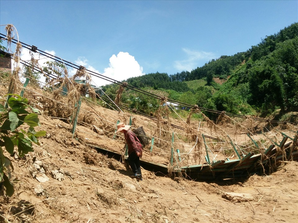 Ông Arất Blúi - Phó chủ tịch UBND huyện Tây Giang cho biết, theo thống kê ban đầu có hơn 30 cây cầu bị hư hỏng và cuốn trôi. Do người đồng bào đa phần sống gần sông nước nên khi lũ về cuốn trôi cầu khiến người dân bị cô lập. Trước mắt, bố trí lực lượng chức năng túc trực hỗ trợ người dân qua lại những nơi có dòng nước nguy hiểm chứ hiện nay kinh phí để xây dựng một cây cầu quá lớn.