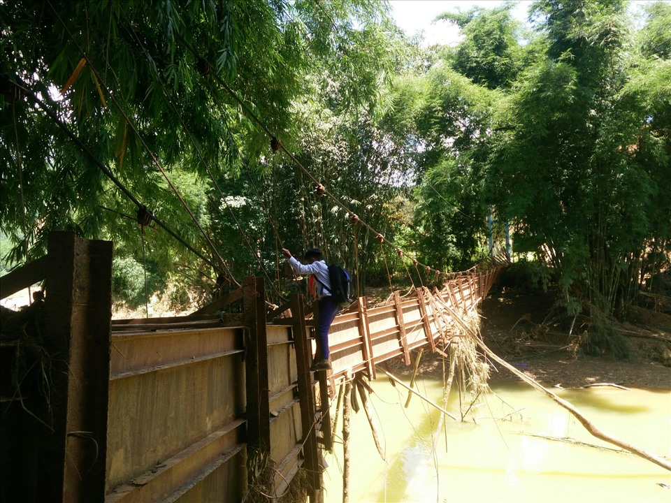 Cậu học trò liều mình đi trên cây cầu đã “rệu rã” để về nhà.