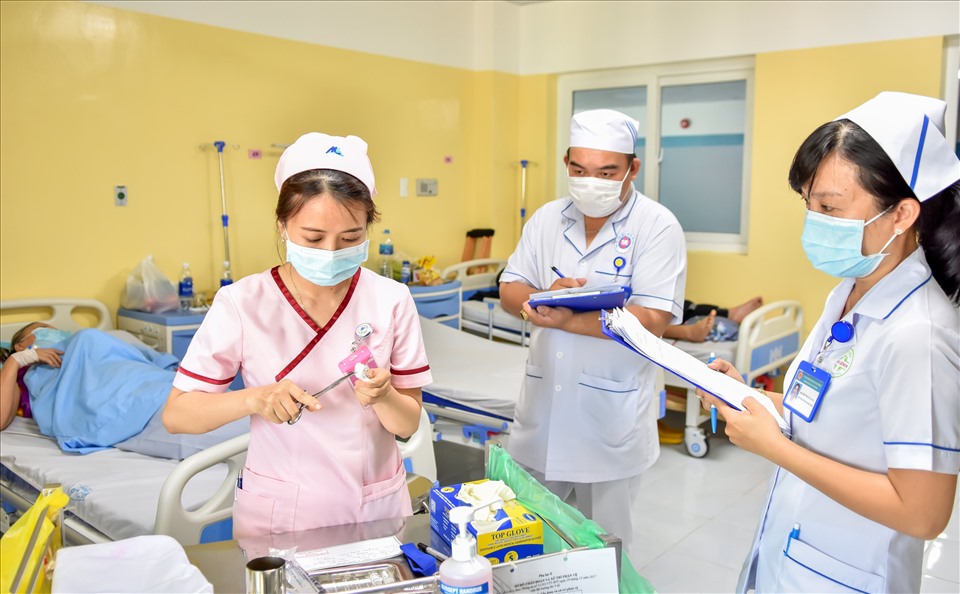 Các thí sinh trong phần thi thực hành. Ảnh Đức Long