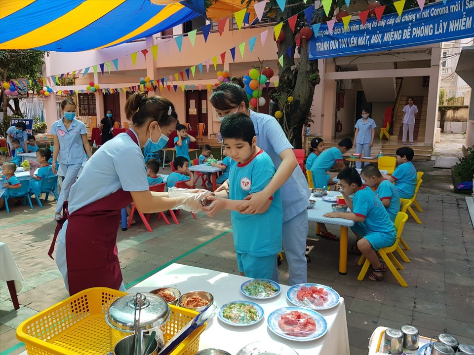 Các giáo viên trong phần thi thực hành “Tổ chức giờ ăn cho trẻ khuyết tật“. Ảnh Đức Long