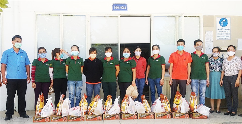 CĐ Khu CN Đà Nẵng trao quà hỗ trợ cho CNLĐ bị bị ảnh hưởng dịch bệnh COVID-19. Ảnh: Thái Bình