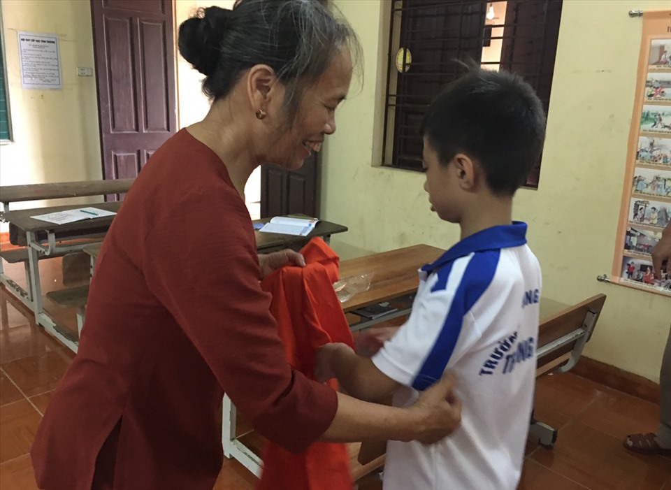 Các cô giáo đã nghỉ hưu tham gia dạy, chăm sóc các cháu mỗi buổi đến lớp. Ảnh: Hải Anh