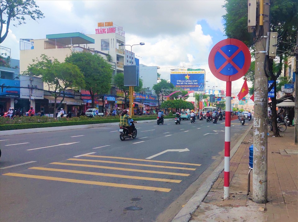 Mặc dù đã có biển báo cấm dừng thế nhưng nhiều người vẫn phớt lờ khi vô tư dừng, đỗ ngay làn xe dành cho các phương tiên quẹo phải lưu thông. Ảnh: Thành Nhân