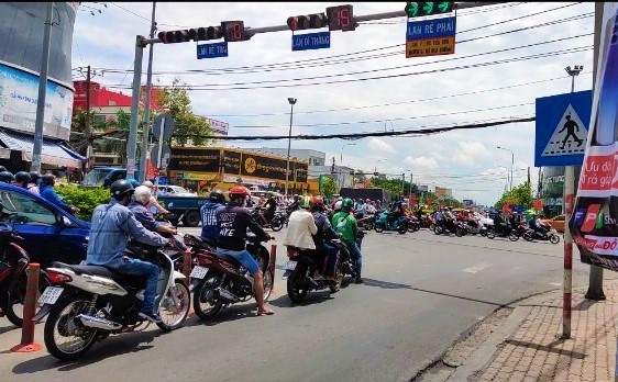 Nhiều người dân dừng đỗ tại làn đường quẹo phải đã gây cản trở cho các phương tiện phía sau khi muốn quẹo phải gặp khó khăn đã bóp kèn inh ỏi. Trong ảnh là giao lộ đường Nguyễn Văn Linh giao với đường 3 tháng 2. Ảnh: Thành Nhân