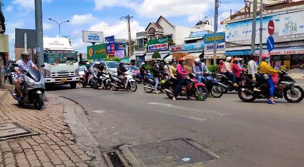 Nhiều người dân dừng đỗ tại làn đường quẹo phải đã gây cản trở cho các phương tiện phía sau khi muốn quẹo phải gặp khó khăn đã bóp kèn inh ỏi. Trong ảnh là giao lộ đường Nguyễn Văn Linh giao với đường 3 tháng 2. Ảnh: Thành Nhân