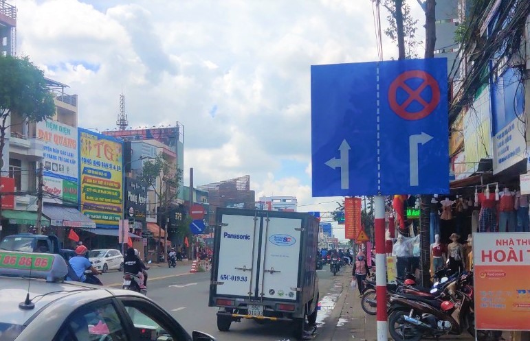 Xe tải dừng, đỗ ở làn đường quẹo phải gây cản trở giao thông. Trong ảnh là tại nút giao đường Mậu Thân giao với đường Trần Hưng Đạo. Ảnh: Thành Nhân