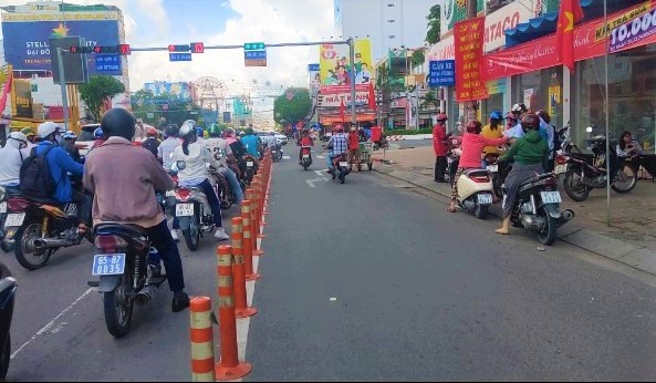Mặc dù đã có biển báo cấm dừng thế nhưng nhiều người vẫn phớt lờ khi vô tư dừng, đỗ ngay làn xe dành cho các phương tiên quẹo phải lưu thông. Ảnh: Thành Nhân