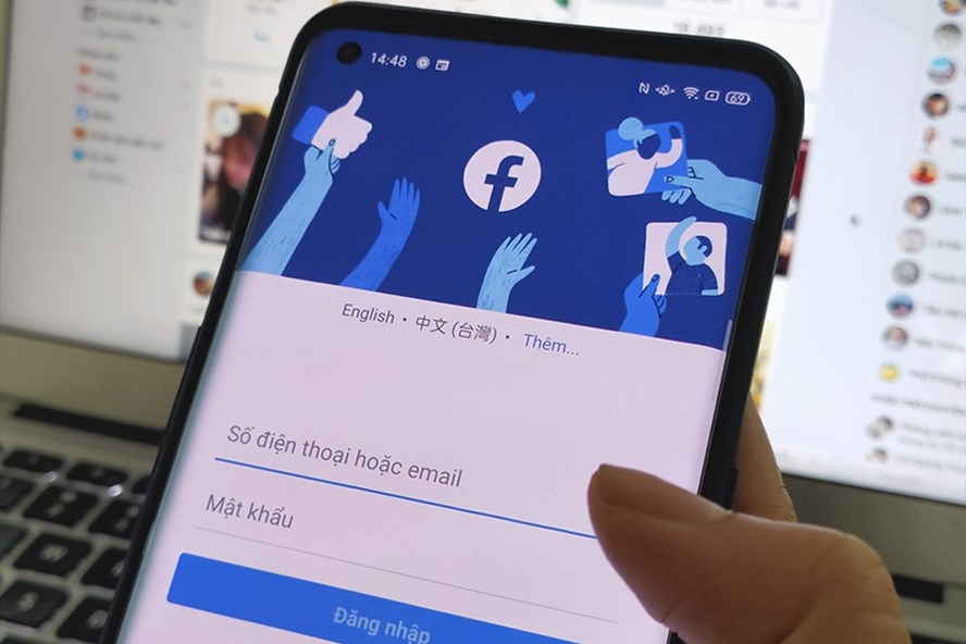 Thông tin tài khoản Facebook trở thành món hàng để rao bán. Ảnh: Thế Lâm.