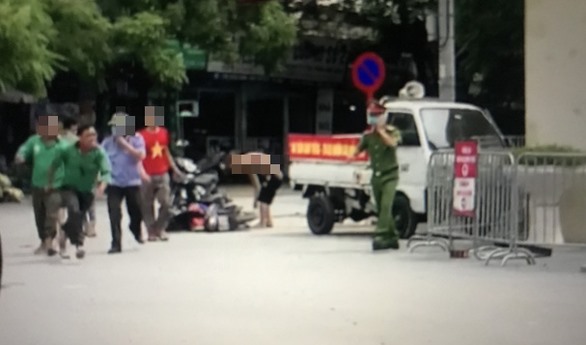 Mặc dù có mặt của lực lượng chức năng nhưng vẫn xảy ra hỗn chiến. Ảnh cắt từ clip