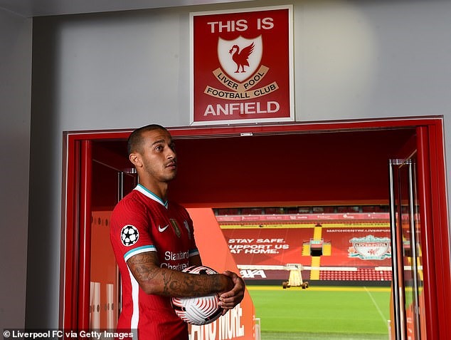 Thiago chưa dám chạm tay. Ảnh: Getty.