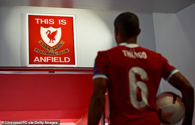 Thiago chưa dám chạm tay. Ảnh: Getty.