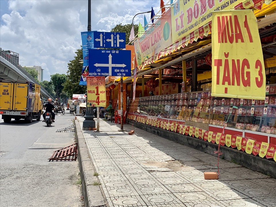 Mặc dù treo biển khuyến mãi nhưng các cửa hàng bánh Trung thu vẫn khá ảm đạm. Ảnh: Ngọc Lê