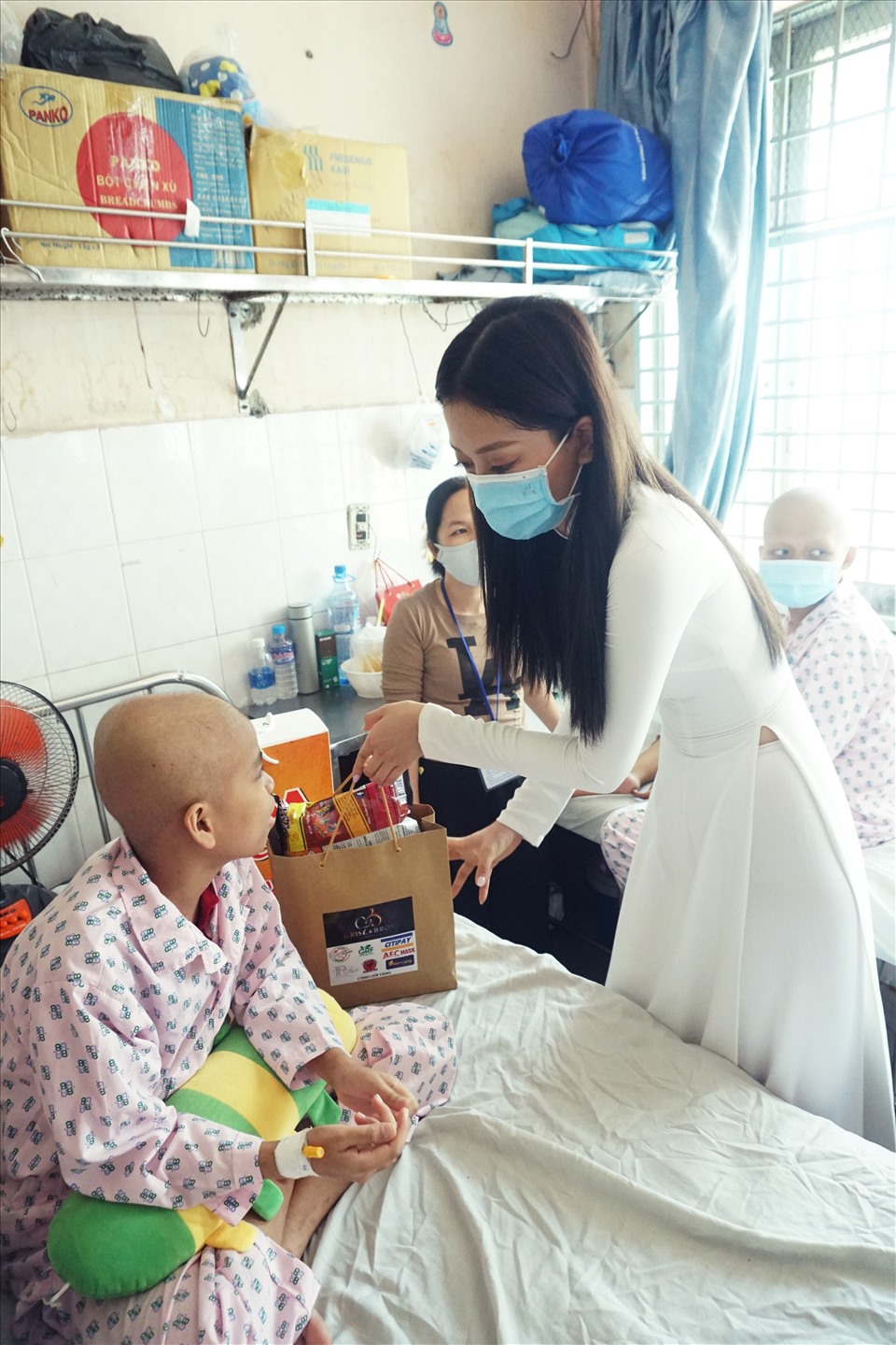 Những món quà được chuyển đến tận tay các bệnh nhân. Ảnh: Sen Vàng.