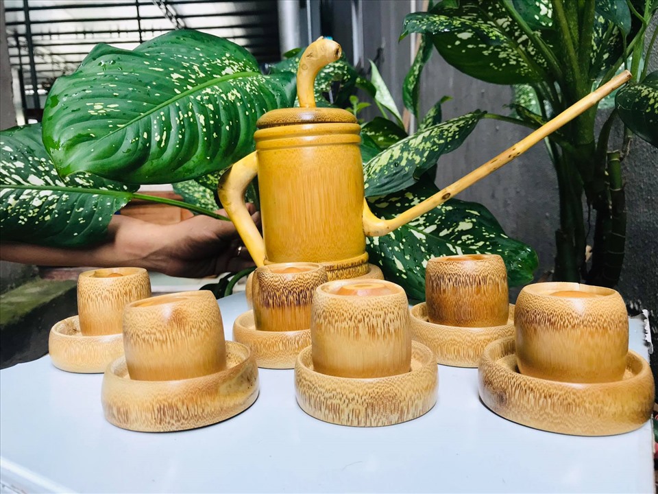 Bộ ấm chén của Công ty Trà Lân BOMBOO chế tác từ tre Việt. Ảnh: Đăng Việt