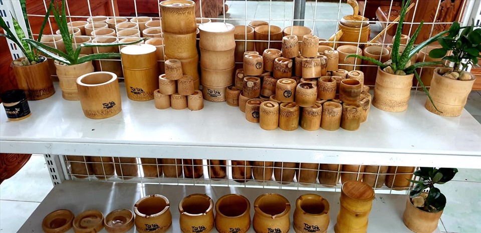 Nhửng sản phẩm mỹ nghệ từ tre, mét do Thái Đăng Tiến và cộng sự chế tác. Ảnh: Quang Đại