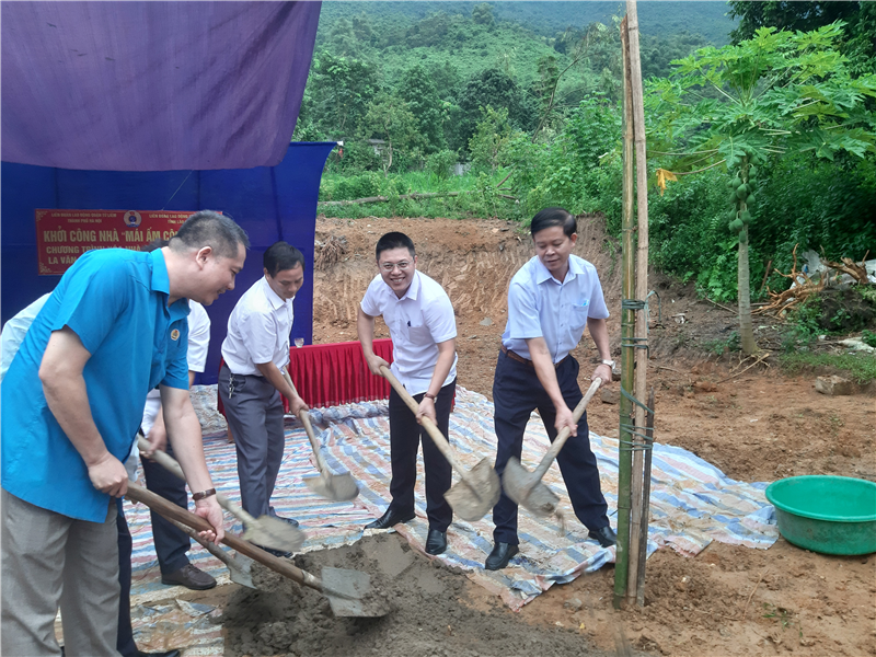 Các đại biểu khởi công làm nhà cho gia đình ông La Văn Lọc thôn Tượng 1