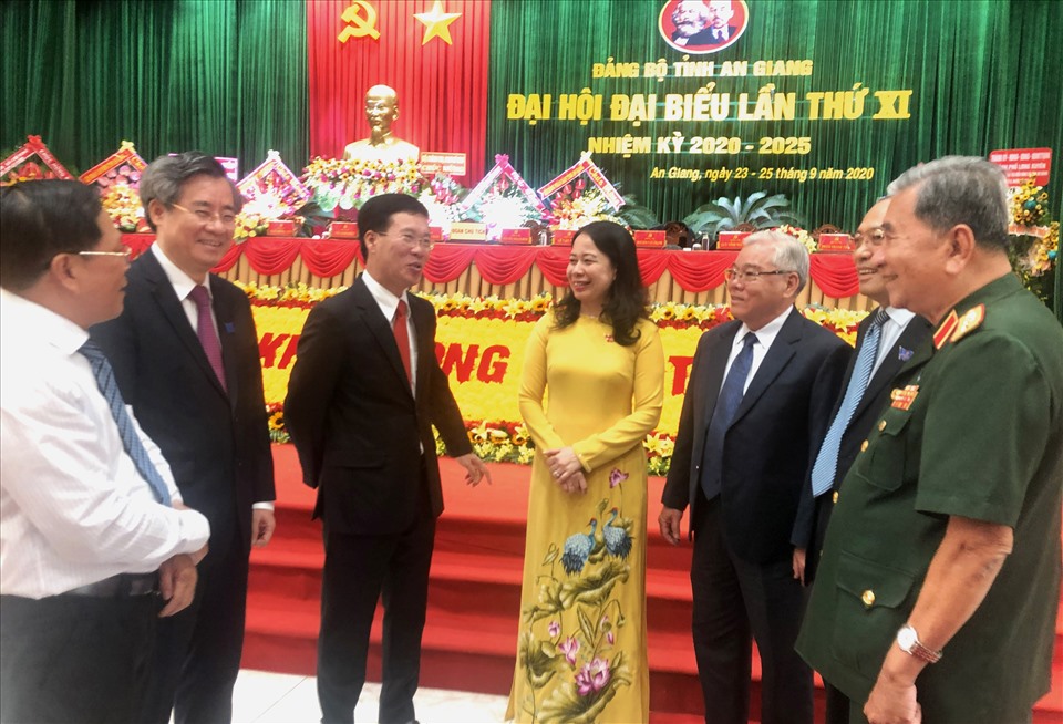 Đồng chí Võ Văn Thưởng trao đổi với các đại biểu dự Đại hội trong giờ giải lao. Ảnh: Lục Tùng