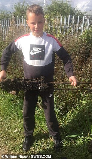 Anh cả Reece Nixon, 14 tuổi, là người đầu tiên tìm được vũ khí khi đi câu. Ảnh: Daily Mail