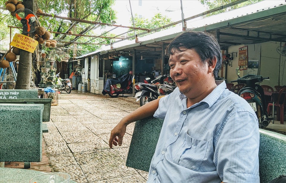 Ông Lê Văn Dư vui mừng khi nhận thông báo thu lý. Anh: Anh Tú