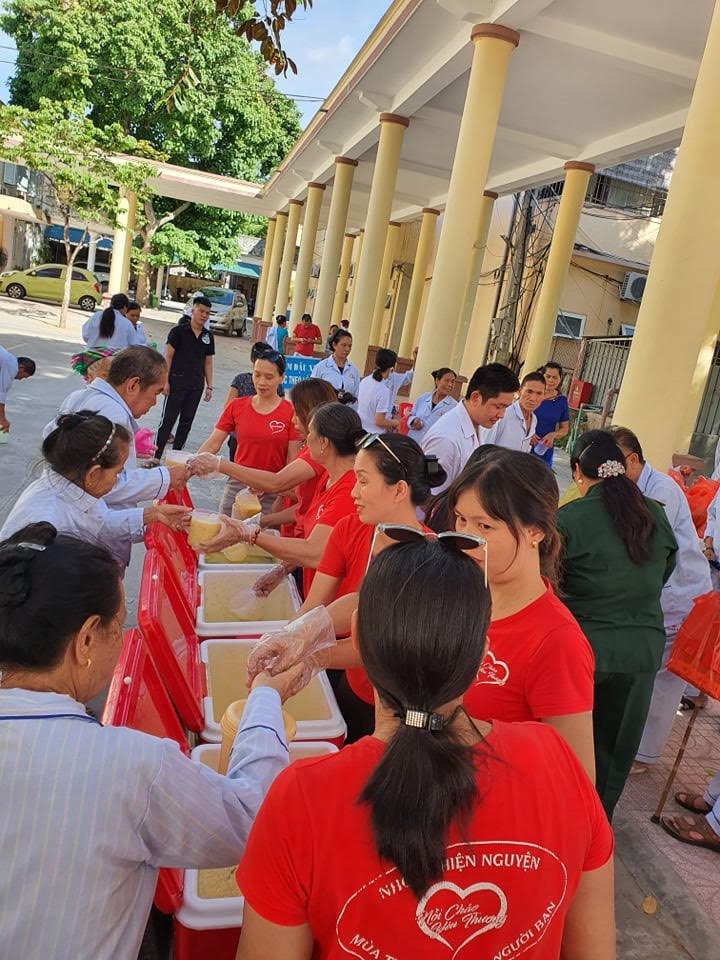 Nhóm thiện nguyện “Mùa thu” đều đặn vào thứ 3, 5,7 chủ nhật tổ chức phát cháo cho bệnh nhân, người nghèo. Ảnh: NVCC