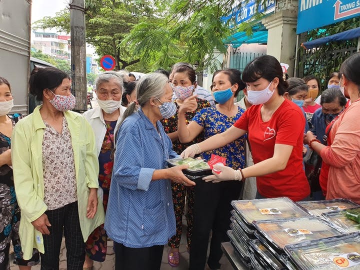 Dòng người xếp hàng nhận bánh, sữa tại phố Lạc Nghiệp. Ảnh: NVCC