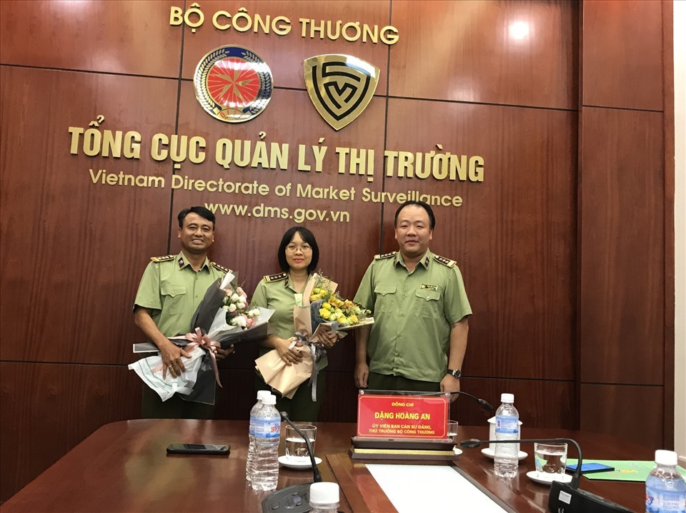 Tổng cục trưởng Tổng cục Quản lý thị trường Trần Hữu Linh chúc mừng 2 cán bộ chủ chốt vừa được bổ nhiệm. Ảnh: Lưu Quyên