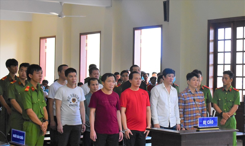 Các bị cáo tại Tòa tuyên về tội bắt giữ 3 người trái pháp luật. Ảnh: Thành Nhân
