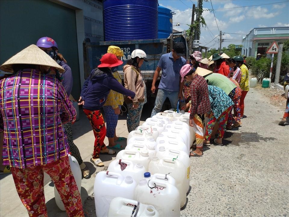 Người dân vùng hạn mặn thiếu nước ngọt trong mùa khô 2019 - 2020. Ảnh: K.Q