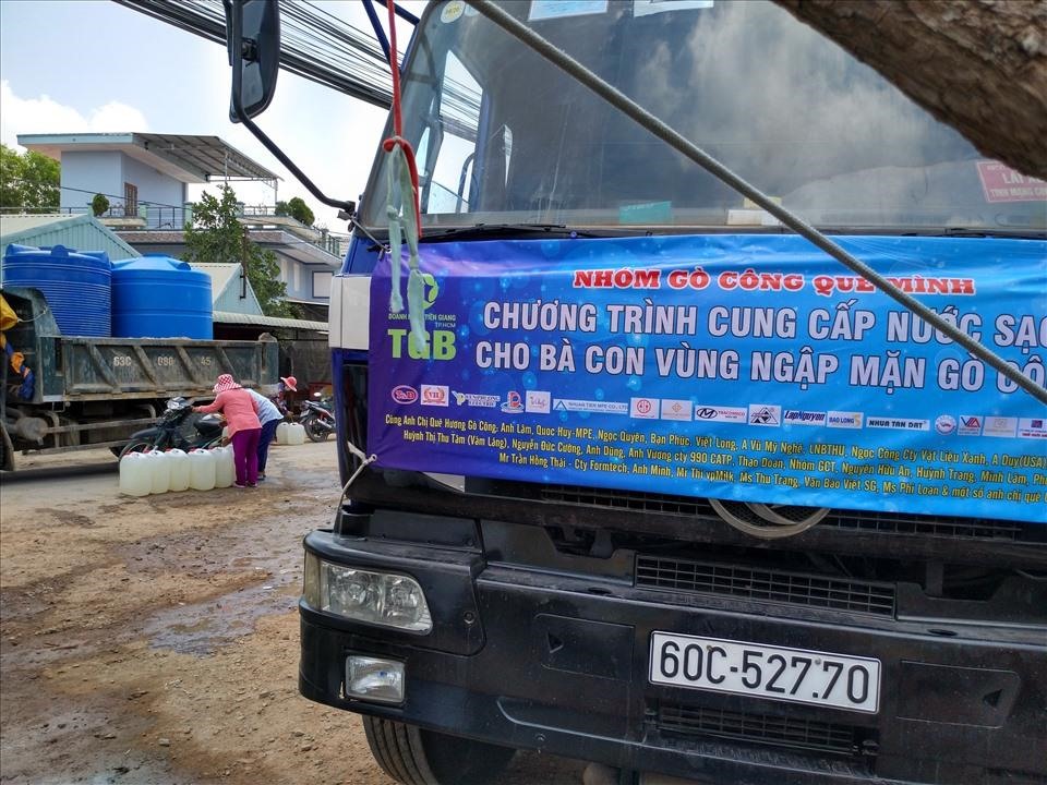 Xe chở nước ngọt từ thiện phục vụ bà con miền Tây. Ảnh: K.Q