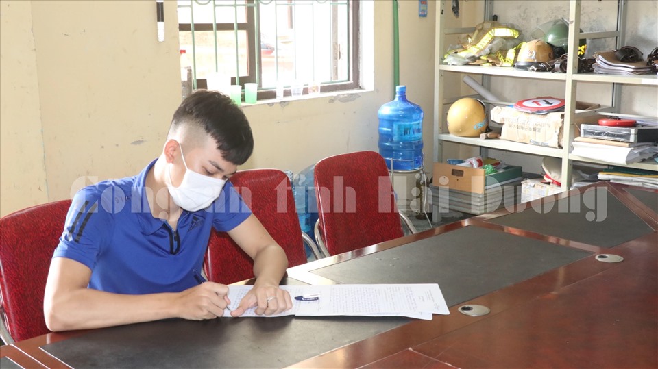 Nguyễn Ngọc Sơn tại cơ quan điều tra. Ảnh Công an tỉnh Hải Dương