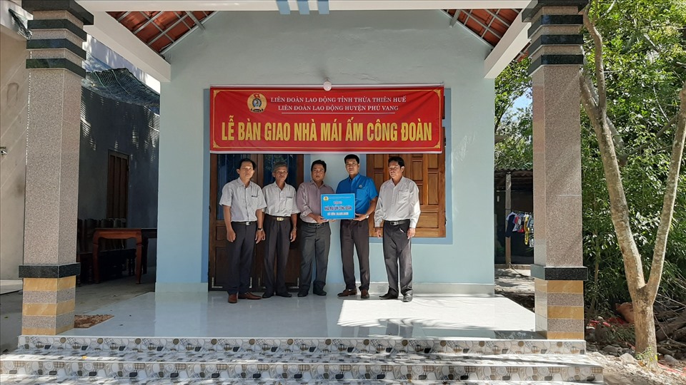 Bàn giao nhà “Mái ấm Công đoàn” cho đoàn viên khó khăn. Ảnh: Đình Phô.