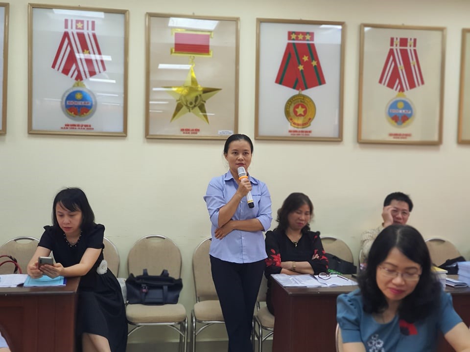Các cán công đoàn giao lưu với ban tổ chức hội nghị. Ảnh: Chu Linh