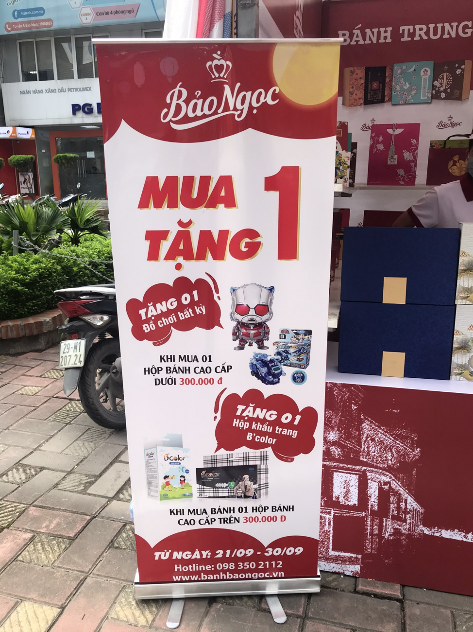Nhiều cửa hàng bán bánh Trung thu tung đủ chiêu kích cầu, nhưng tình hình buôn bán không khả quan là mấy. Ảnh: Thu Trang