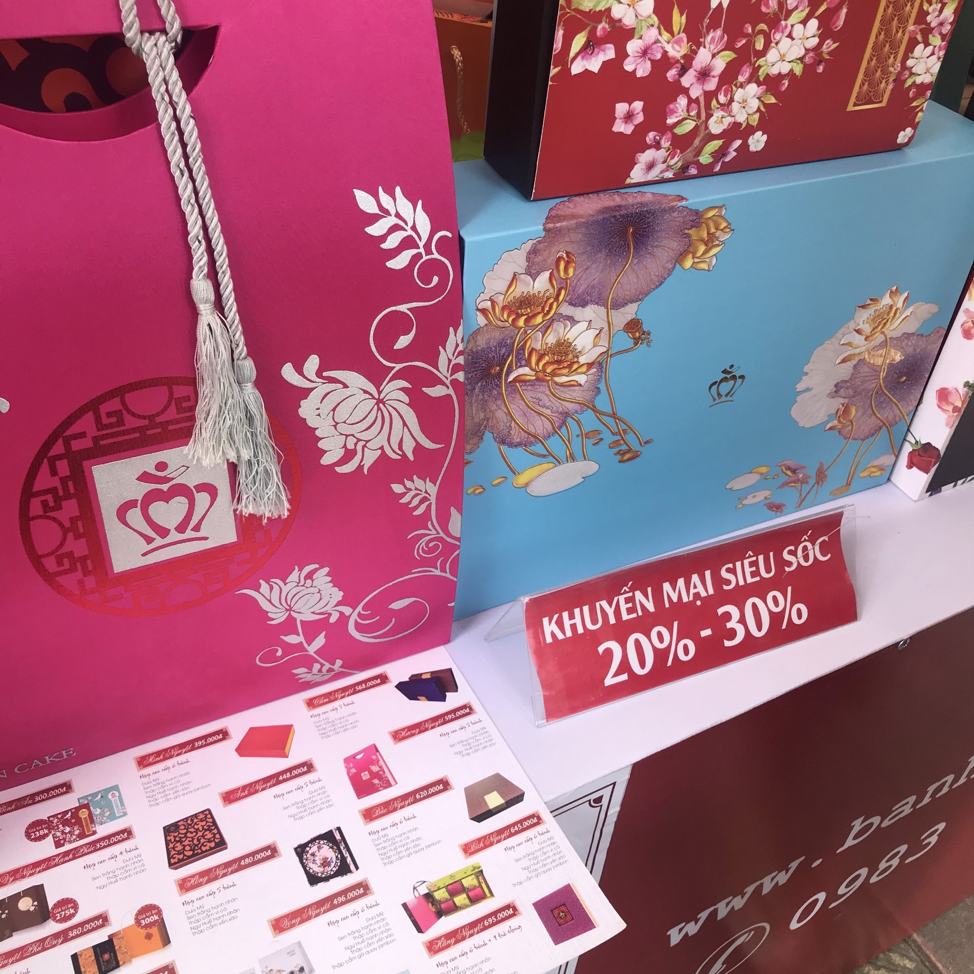 Nhiều cửa hàng bán bánh Trung thu tung đủ chiêu kích cầu, nhưng tình hình buôn bán không khả quan là mấy. Ảnh: Thu Trang