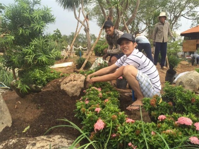 NSƯT Hoài Linh còn trồng hoa quanh khu vườn của mình.